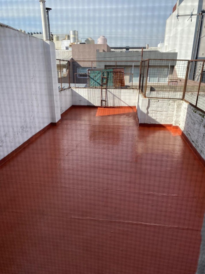 Casa 4 ambientes con garage y patio con parrilla