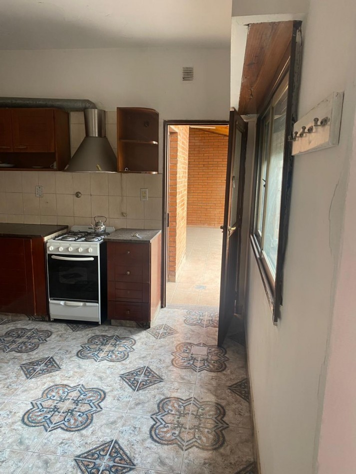 Casa 4 ambientes con garage y patio con parrilla