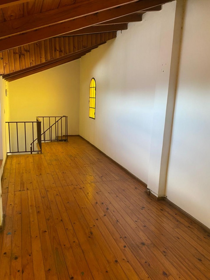 Casa 4 ambientes con garage y patio con parrilla