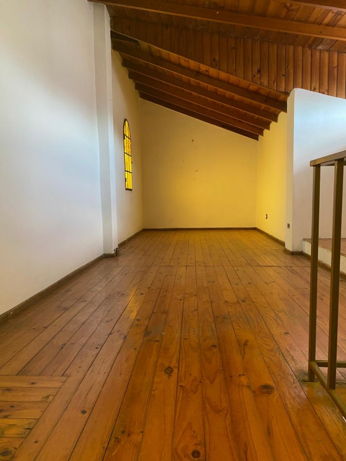 Casa 4 ambientes con garage y patio con parrilla