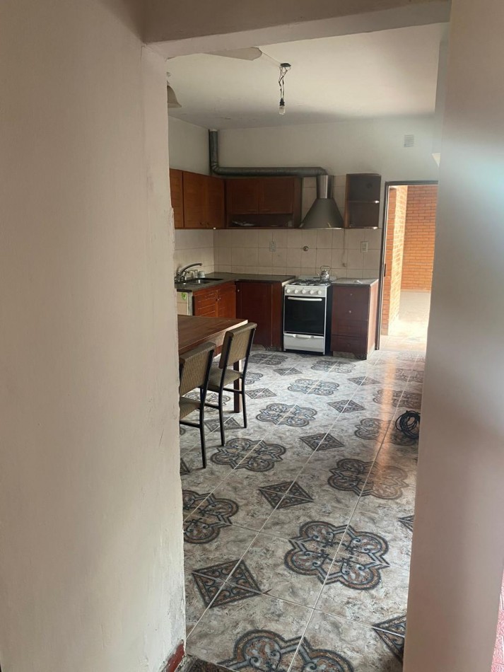 Casa 4 ambientes con garage y patio con parrilla