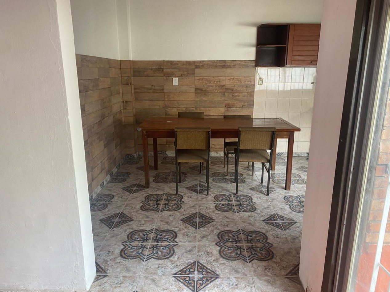 Casa 4 ambientes con garage y patio con parrilla