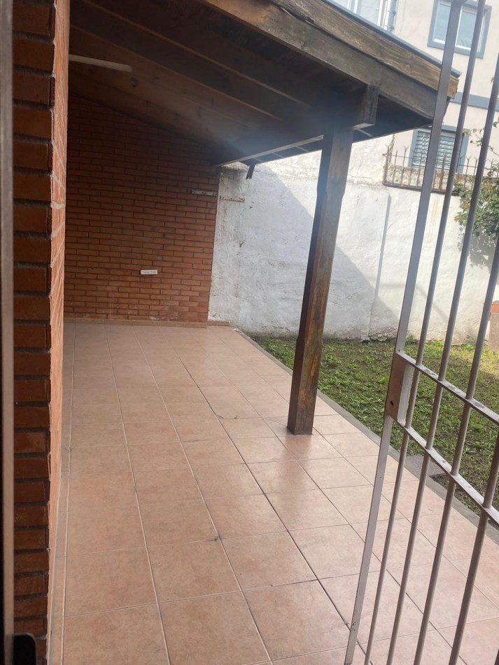 Casa 4 ambientes con garage y patio con parrilla