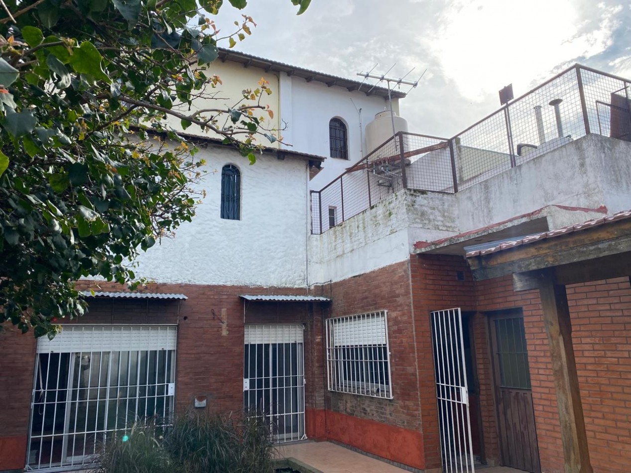 Casa 4 ambientes con garage y patio con parrilla