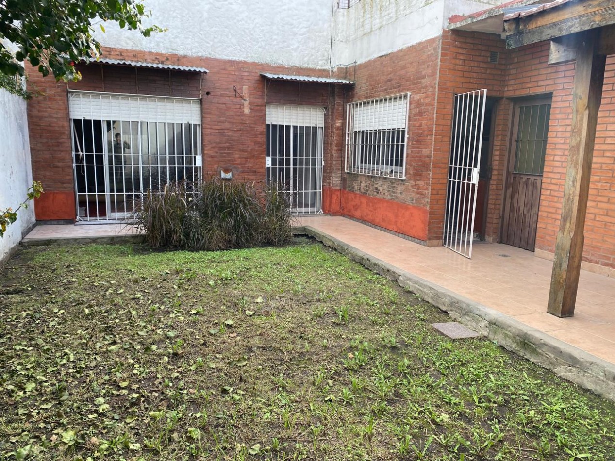 Casa 4 ambientes con garage y patio con parrilla