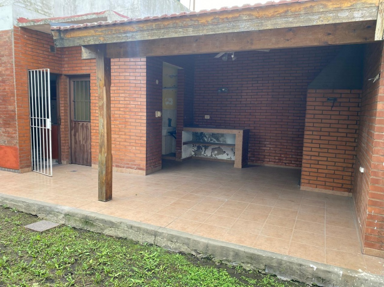 Casa 4 ambientes con garage y patio con parrilla