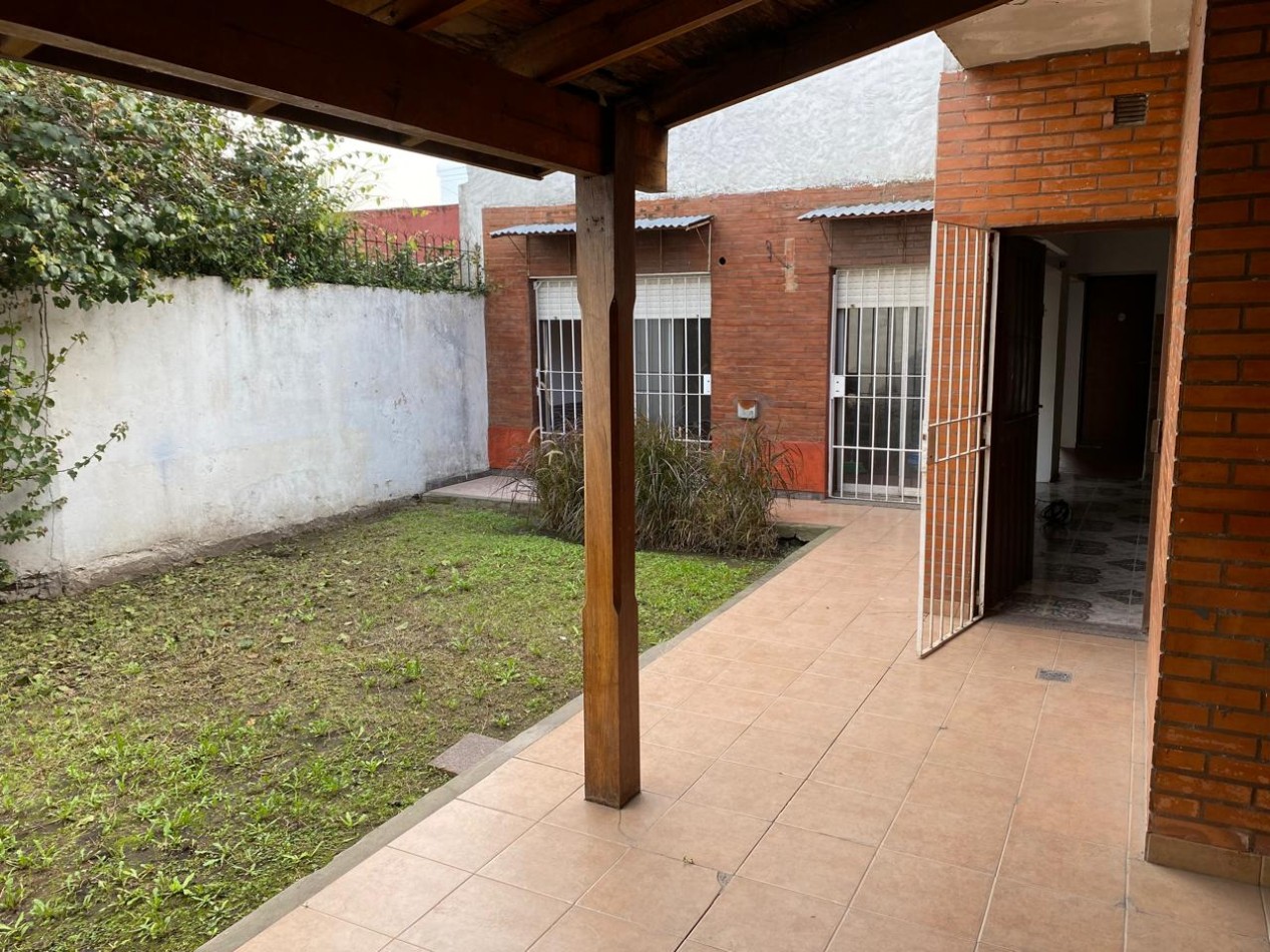 Casa 4 ambientes con garage y patio con parrilla