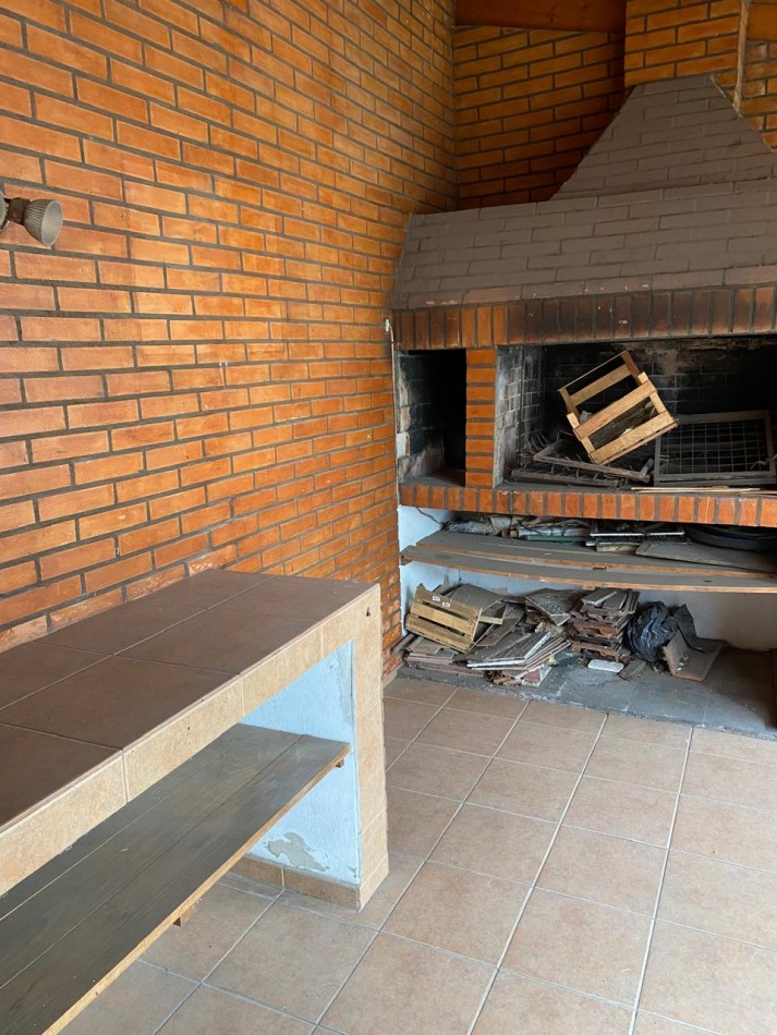 Casa 4 ambientes con garage y patio con parrilla