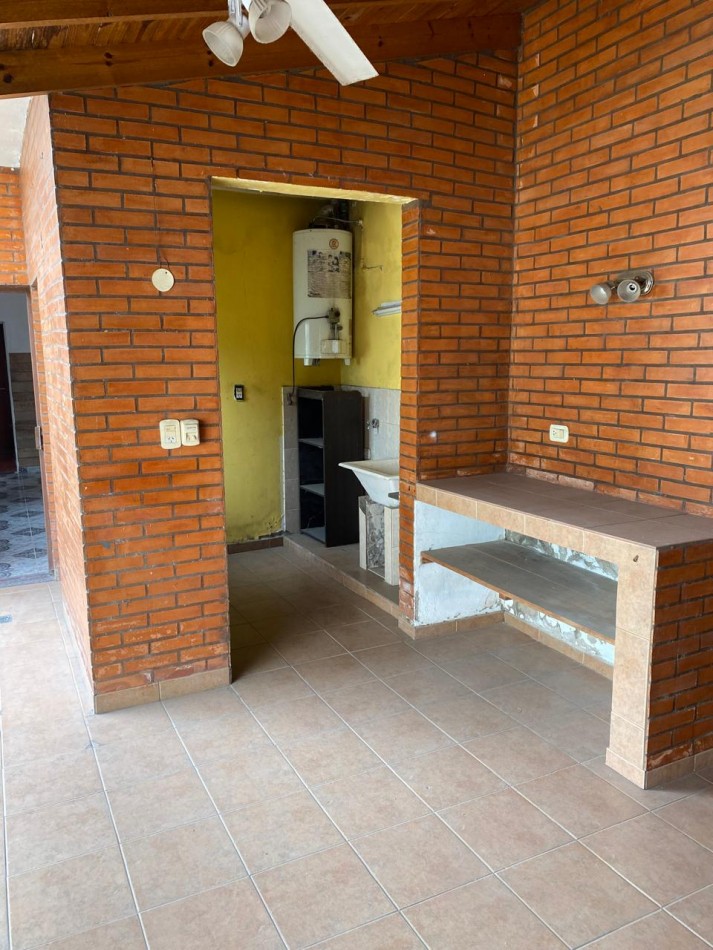 Casa 4 ambientes con garage y patio con parrilla