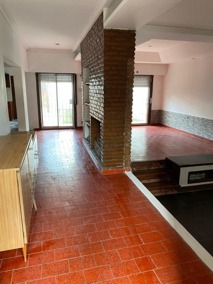Casa 4 ambientes con garage y patio con parrilla