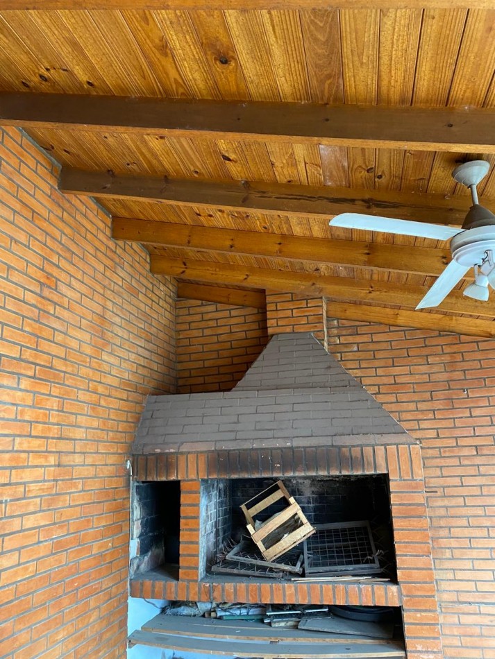 Casa 4 ambientes con garage y patio con parrilla