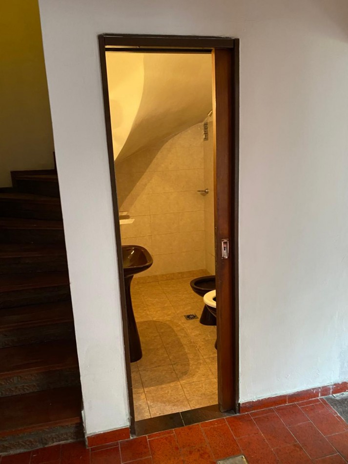 Casa 4 ambientes con garage y patio con parrilla