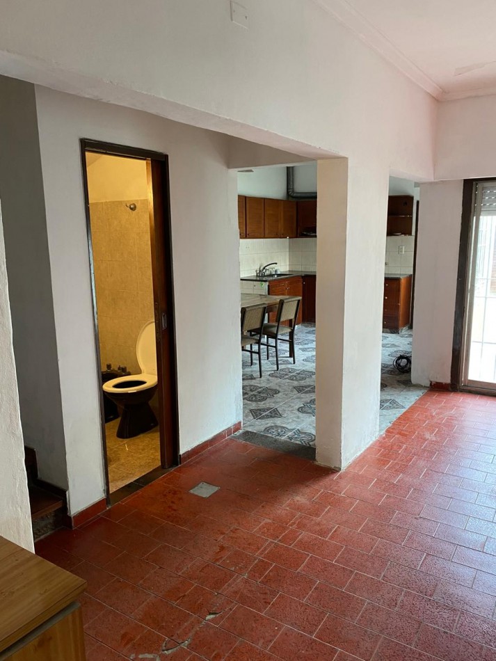 Casa 4 ambientes con garage y patio con parrilla