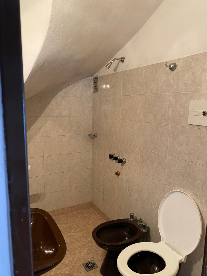 Casa 4 ambientes con garage y patio con parrilla