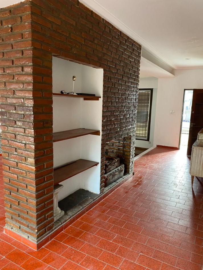 Casa 4 ambientes con garage y patio con parrilla