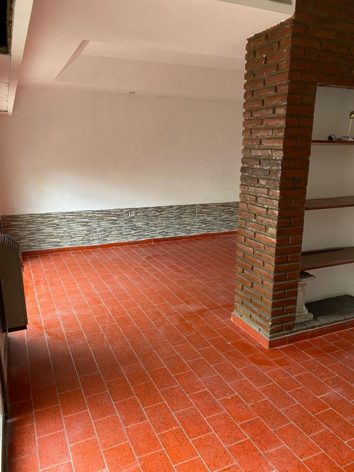 Casa 4 ambientes con garage y patio con parrilla