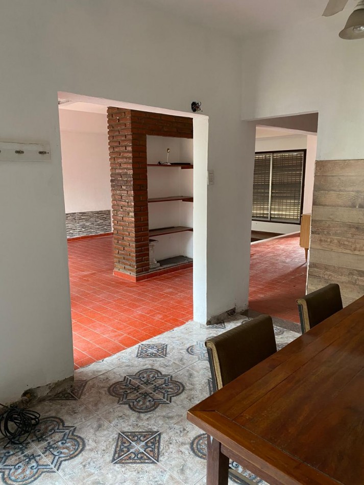 Casa 4 ambientes con garage y patio con parrilla