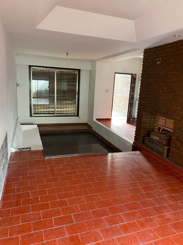 Casa 4 ambientes con garage y patio con parrilla