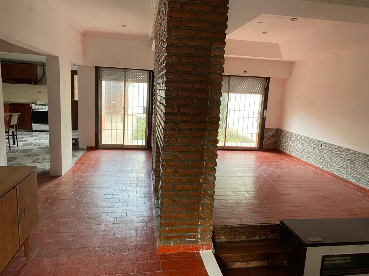 Casa 4 ambientes con garage y patio con parrilla