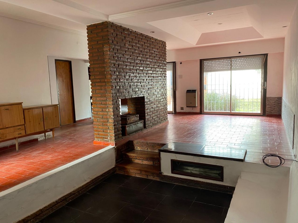 Casa 4 ambientes con garage y patio con parrilla