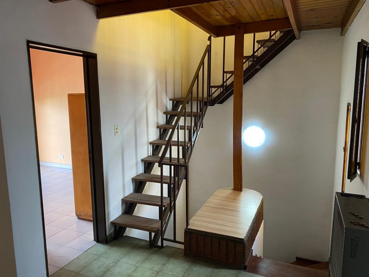 Casa 4 ambientes con garage y patio con parrilla