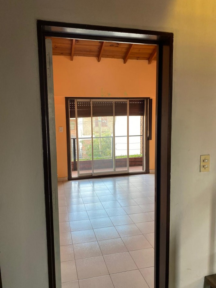 Casa 4 ambientes con garage y patio con parrilla