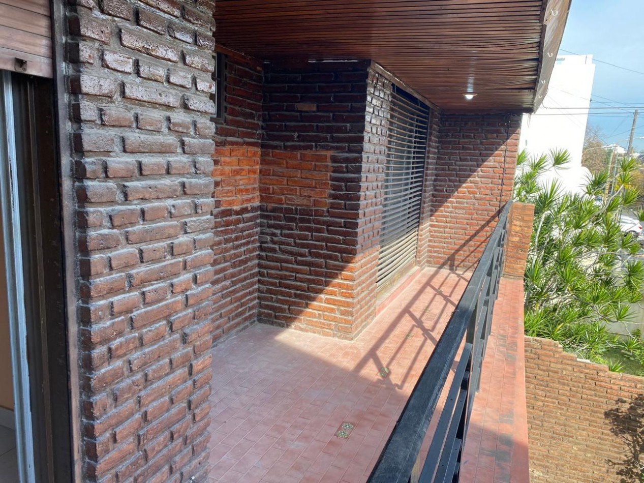 Casa 4 ambientes con garage y patio con parrilla