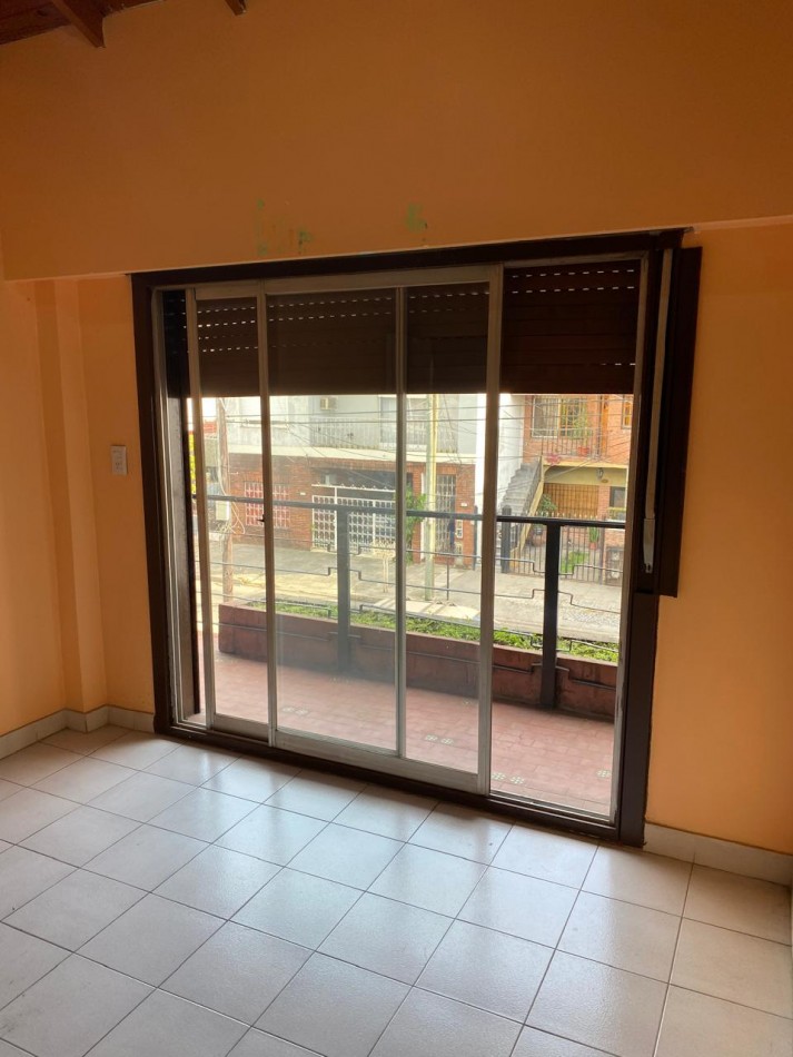 Casa 4 ambientes con garage y patio con parrilla