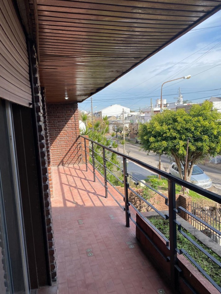 Casa 4 ambientes con garage y patio con parrilla