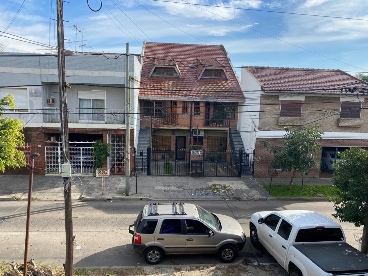 Casa 4 ambientes con garage y patio con parrilla