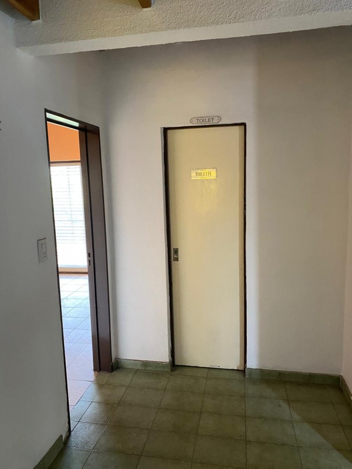 Casa 4 ambientes con garage y patio con parrilla