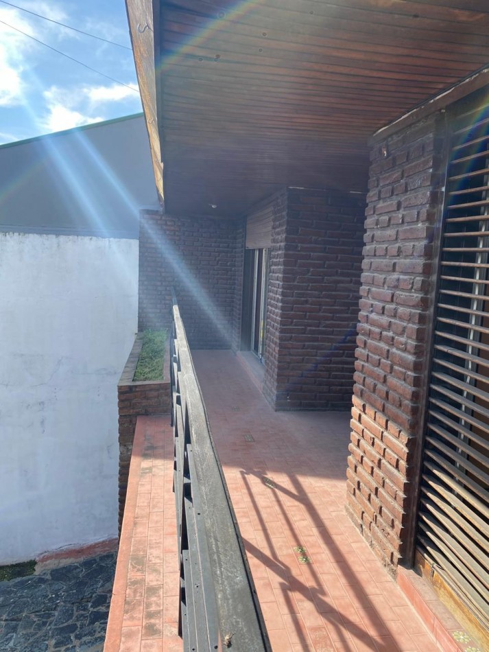 Casa 4 ambientes con garage y patio con parrilla