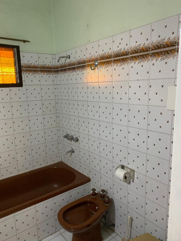 Casa 4 ambientes con garage y patio con parrilla