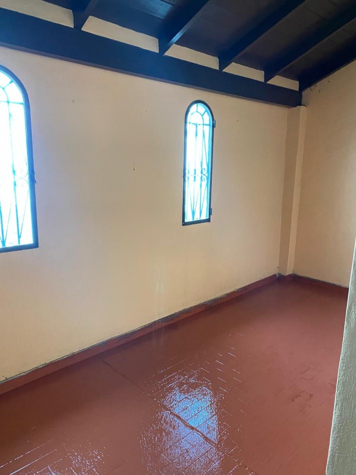 Casa 4 ambientes con garage y patio con parrilla