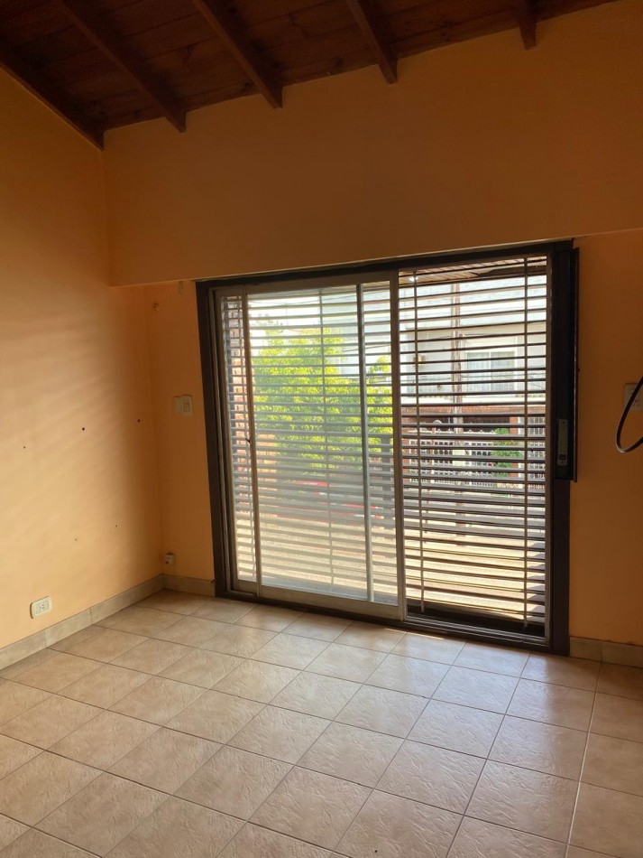 Casa 4 ambientes con garage y patio con parrilla