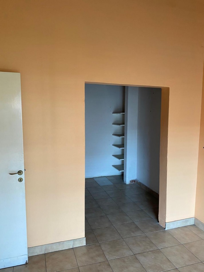 Casa 4 ambientes con garage y patio con parrilla