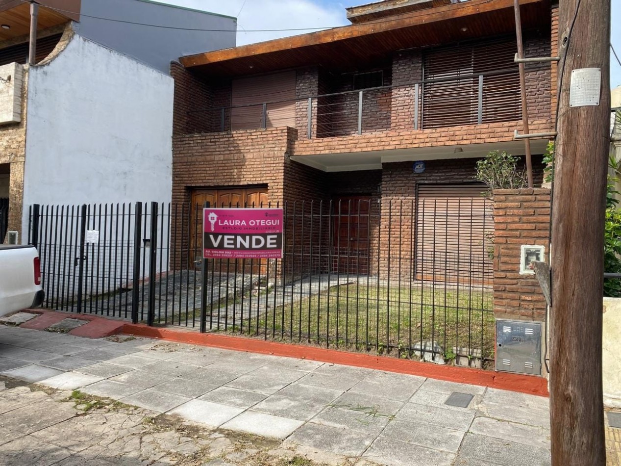 Casa 4 ambientes con garage y patio con parrilla