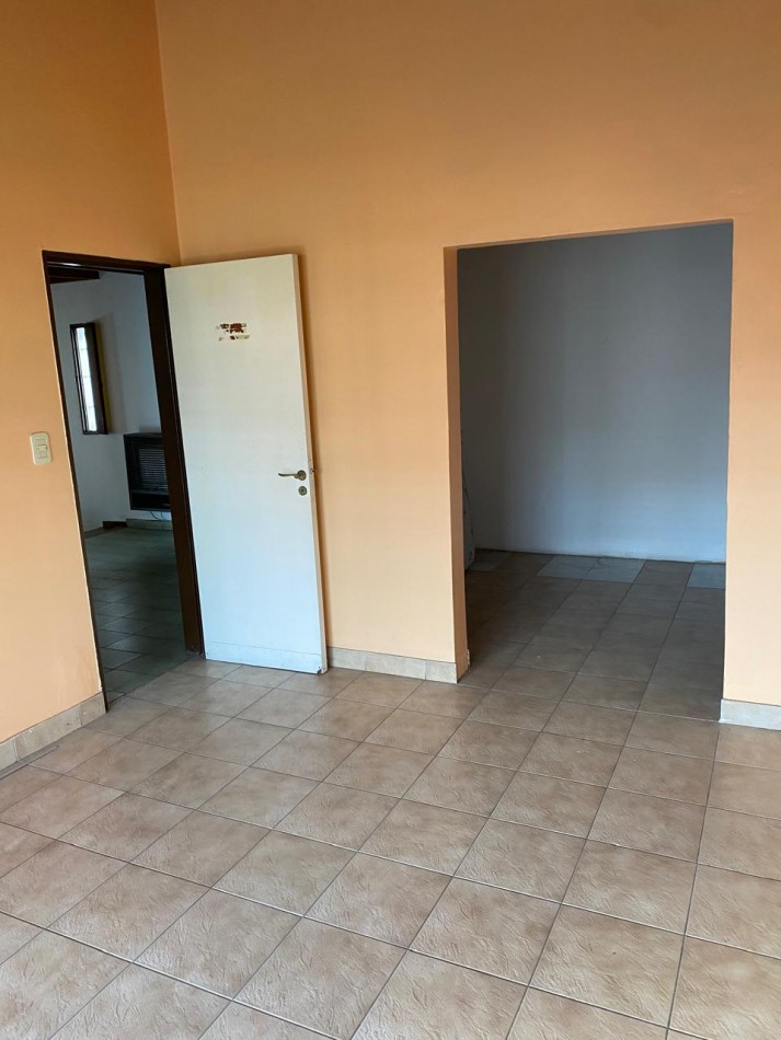 Casa 4 ambientes con garage y patio con parrilla