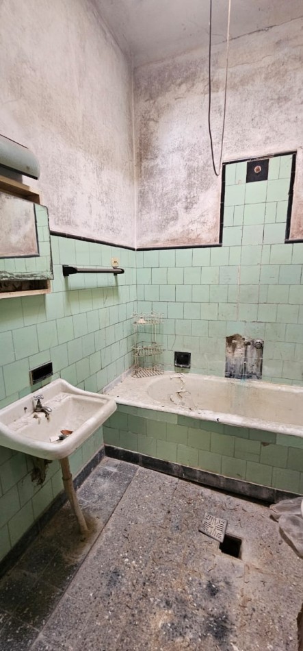 VENTA LOTE DE 469 MTS CON CASA + DEPTO INTERNO A RECICLAR 