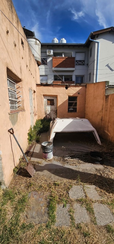 VENTA LOTE DE 469 MTS CON CASA + DEPTO INTERNO A RECICLAR 