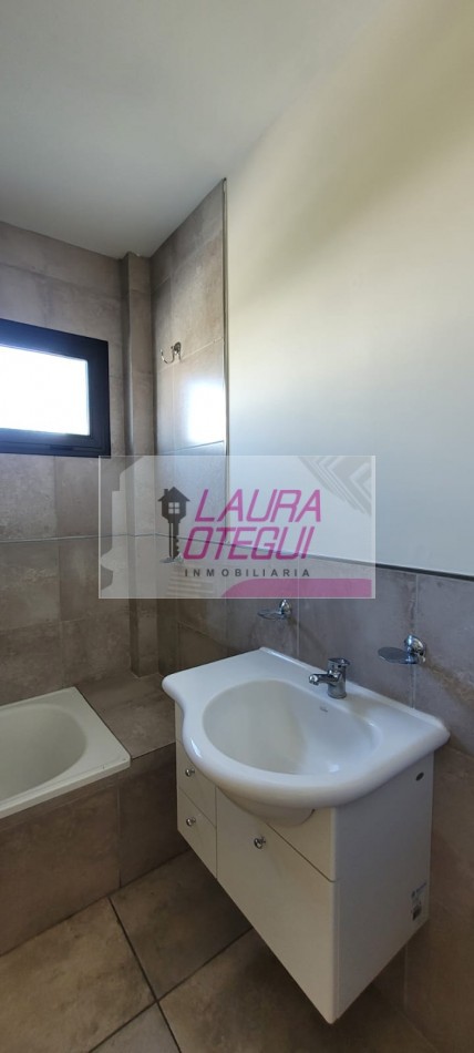 VENTA DEPTO 1 DORMITORIO C/COCHERA, ZONA SEMI CENTRICA 